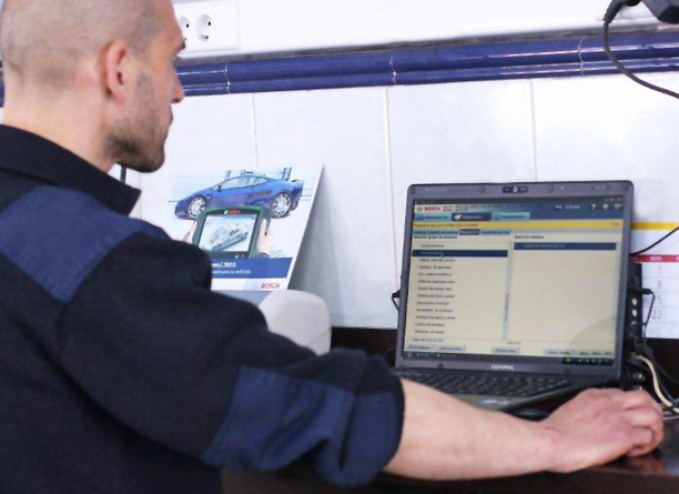 Mecánico trabajando en un vehículo